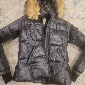 Elegant Black Puffer Jacket with Faux Fur Trim